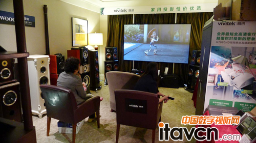 參觀者感受Vivitek麗訊家用產品魅力