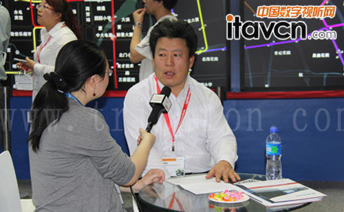 莫總現場接受媒體采訪
