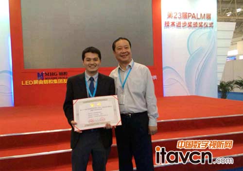 迪士普企業代表與朱新村理事長(右)合影留念