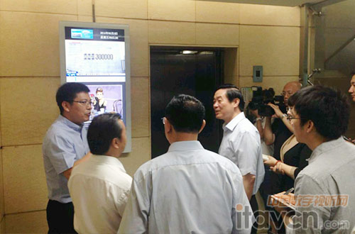 劉奇葆在光明日報社調研時參觀數字標牌