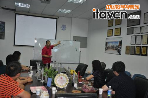 周其麟董事為在座專家們生趣的講解