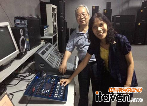 彭妙顏教授與顧克明主任對網(wǎng)絡(luò)數(shù)字調(diào)音臺愛不釋手