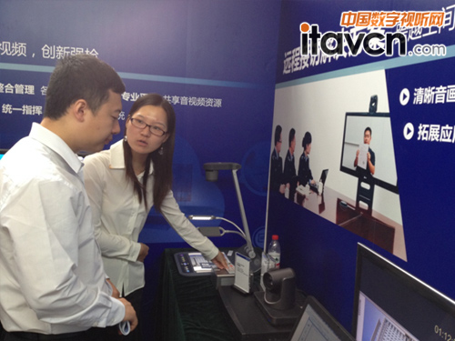 工作人員在同步錄音錄像展示區(qū)域與客戶交流