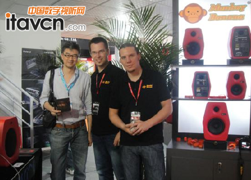 中間為Monkey Banana德國銷售總監Daniel