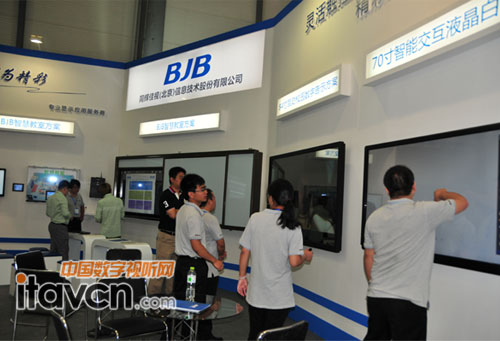 同輝佳視亮劍新利器:98寸智能交互液晶白板躍世登場