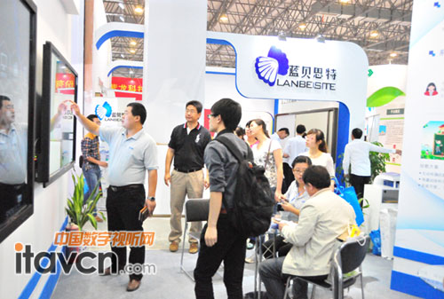 同輝佳視亮劍新利器:98寸智能交互液晶白板躍世登場