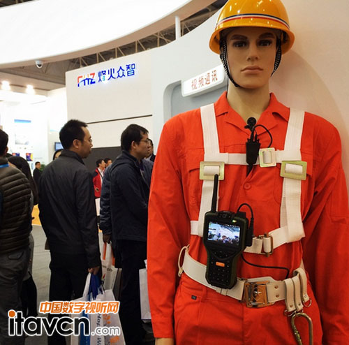 捷視飛通展臺攜帶MT系列移動智能終端的大兵