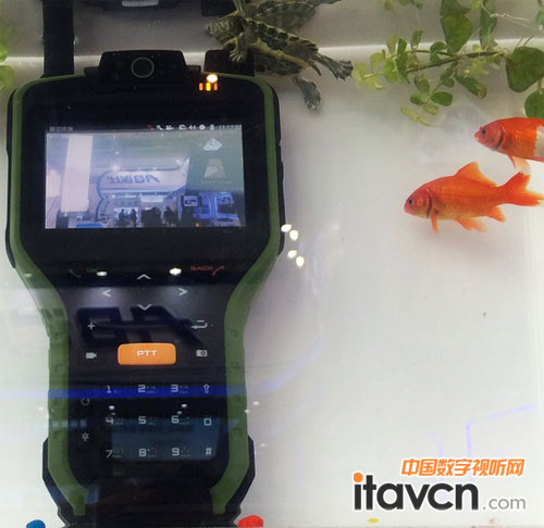 和金魚共舞的MT200移動單兵智能終端