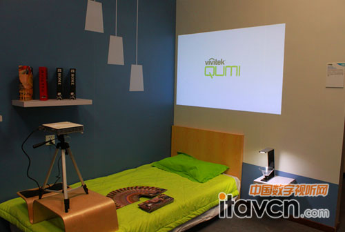 Vivitek(麗訊)Q7家用微投模擬了臥室環(huán)境的投影效果