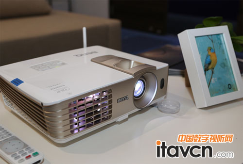 明基智能家用投影i700