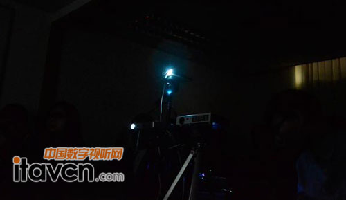 190g的超小身材黑暗中迸發(fā)光芒