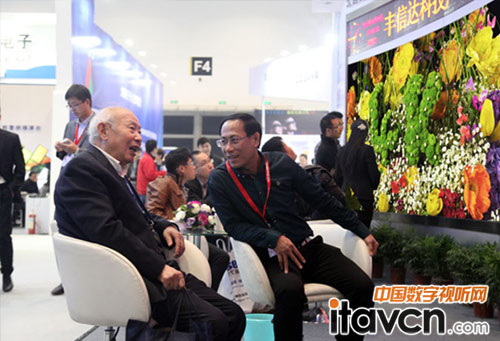 大屏幕行業(yè)協(xié)會(huì)趙秘書長親赴展位參觀指導(dǎo)