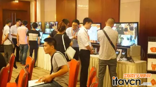 與客戶進行產品交流