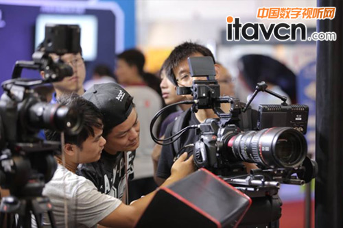 現場觀眾專注體驗佳能EOS C300 Mark II