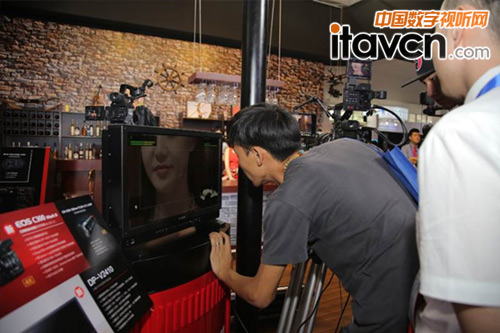 現場觀眾認真觀看佳能4K專業監視器DP-V2410