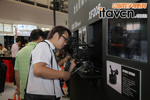 現場觀眾積極體驗佳能XF205專業數碼攝像機