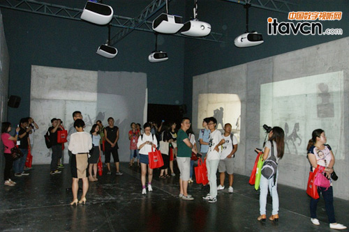 巴可大中國區產品副總監薛峰、UCCA贊助經理胡婕箖帶領媒體參觀