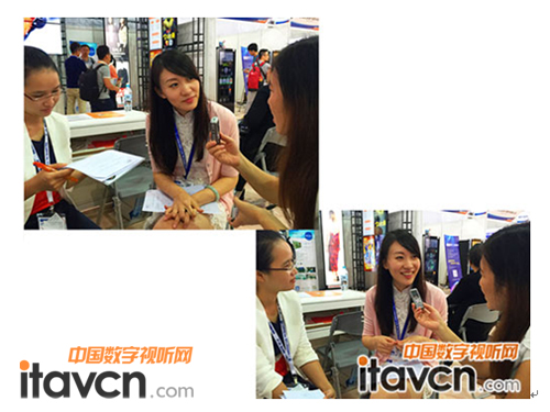 接受中國數字視聽網編輯采訪的王麗娜女士