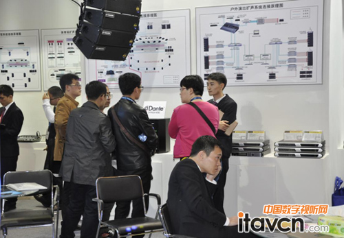 專業(yè)人士耐心講解