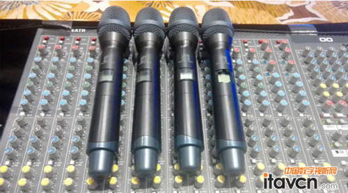 四支H-31手持話筒供發言使用