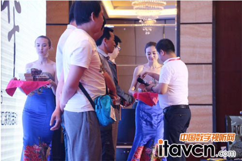 現場獎品為客戶送上新鮮的深圳荔枝