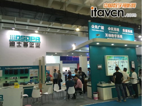 工作人員接待展會(huì)觀眾