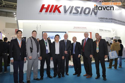 以色列駐華大使參觀海康威視安博會展臺