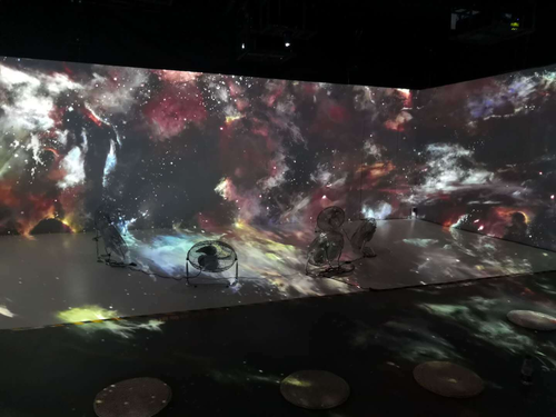 ���Z��ͶӰ�C�����̫��֮��