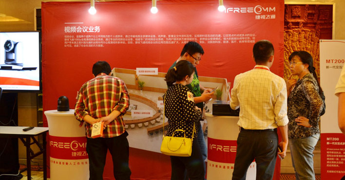 來賓與捷視飛通人員進行產品交流