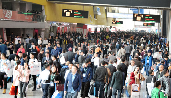 現(xiàn)會(huì)現(xiàn)場(chǎng)觀眾絡(luò)繹不絕 盛況空前