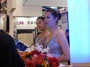 展臺美女親切與參觀者溝通